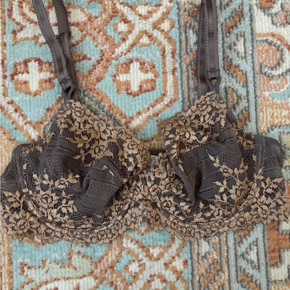 Elegant Lace Underwire Bra in Brown and Tan - Picture 2 of 6